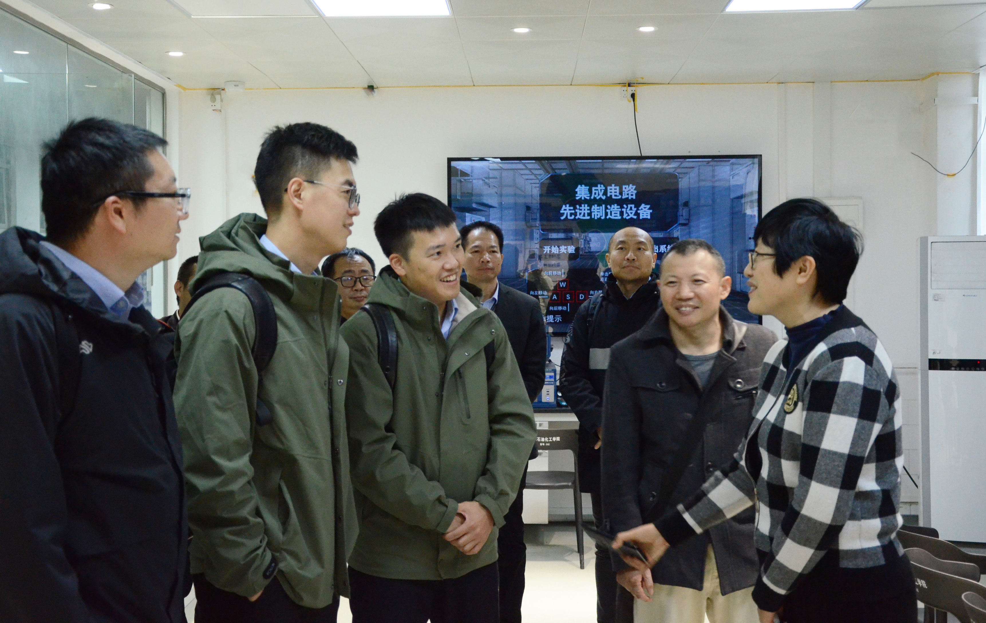 广油_参观实验室1.jpg